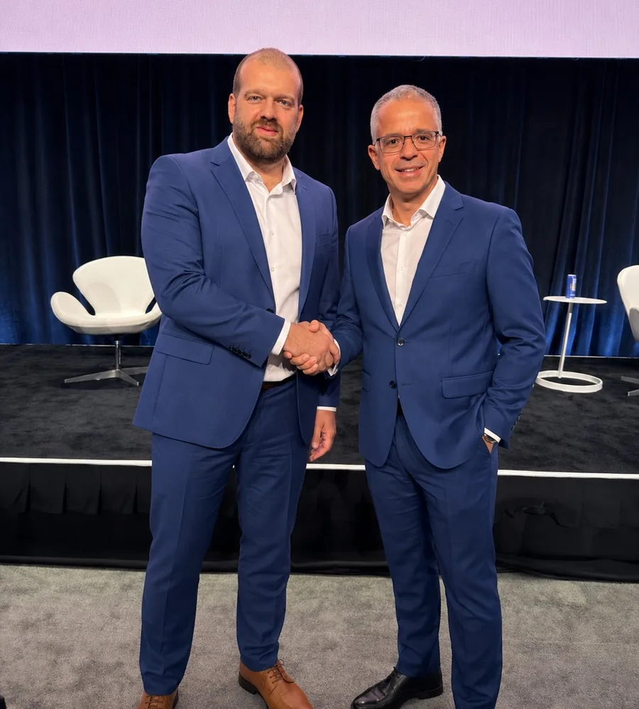 Lideranças da Accerte recebendo o IBM Partner Plus Award