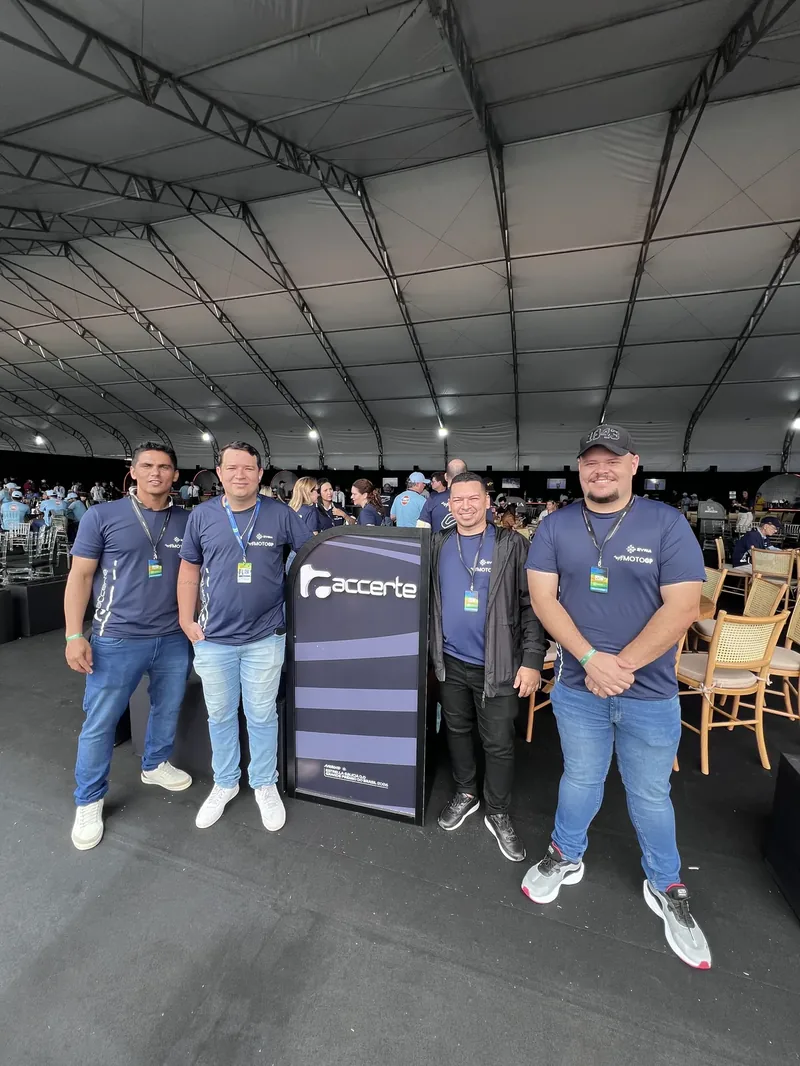 Time da Accerte e da Zyria em ação comercial no MotoGP Brasil
