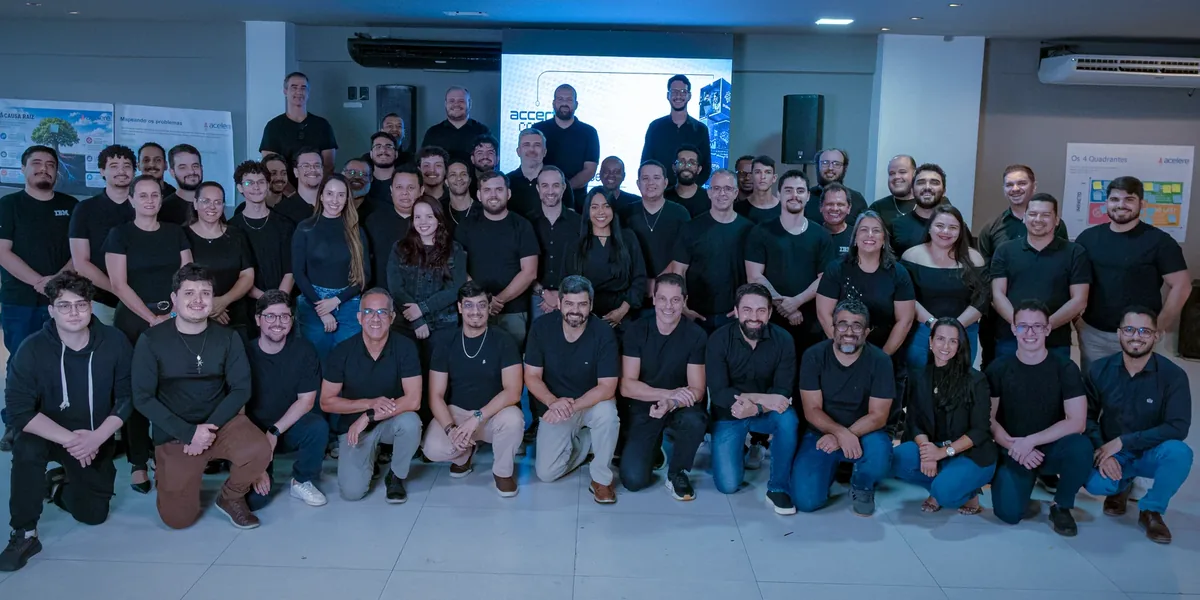 Time completo da Accerte reunido em encontro do grupo